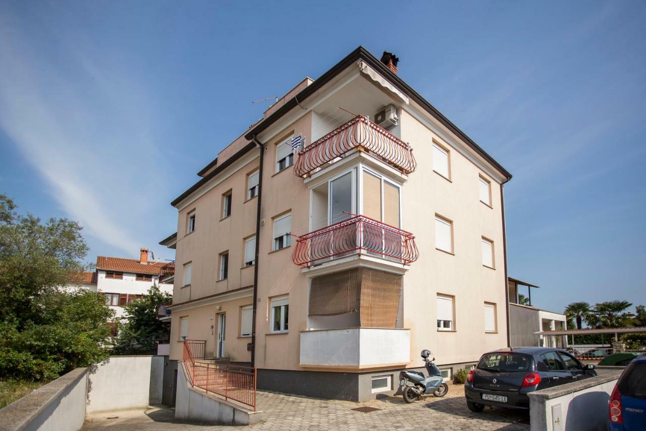 Apartment Beba Ровин Екстериор снимка