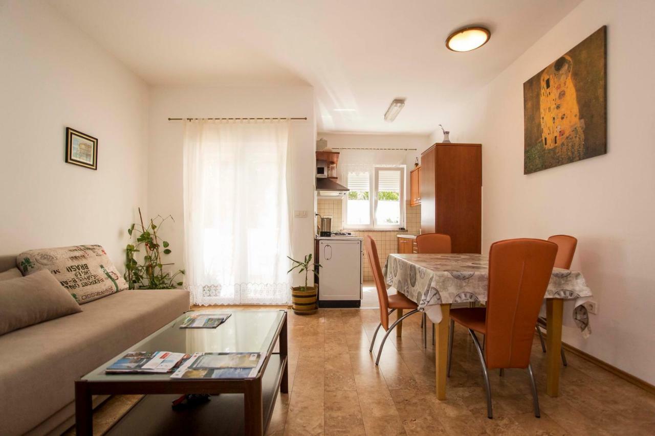 Apartment Beba Ровин Екстериор снимка