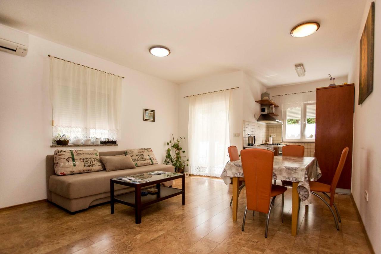 Apartment Beba Ровин Екстериор снимка