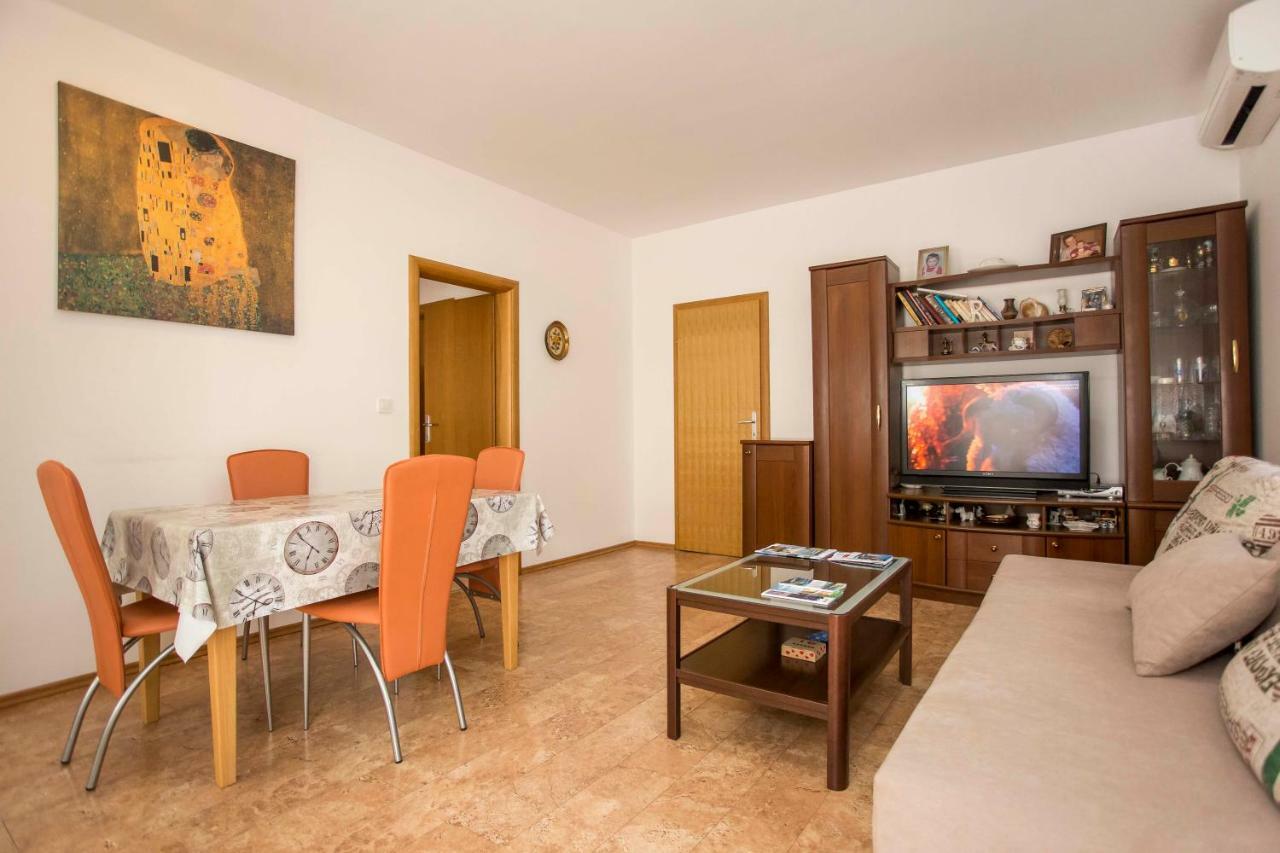 Apartment Beba Ровин Екстериор снимка