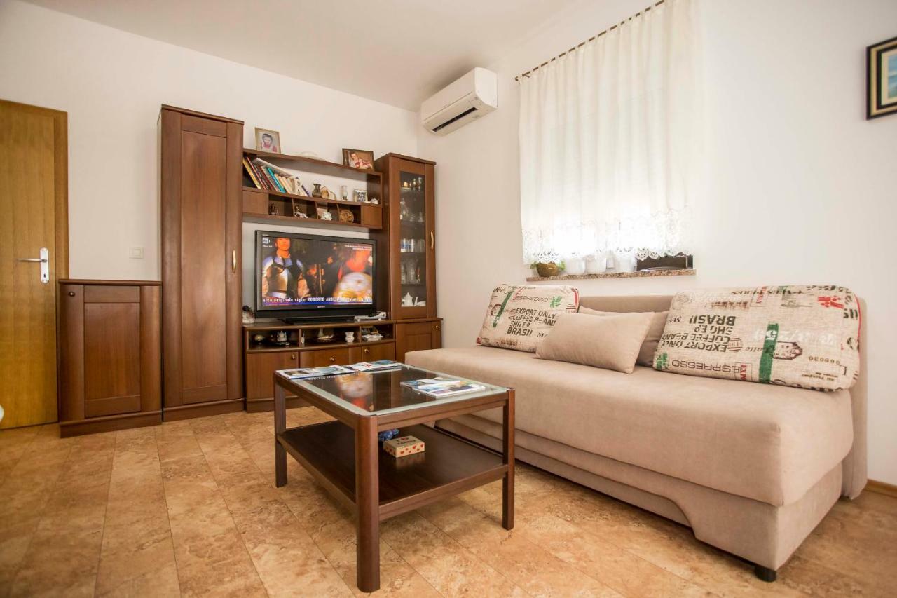 Apartment Beba Ровин Екстериор снимка
