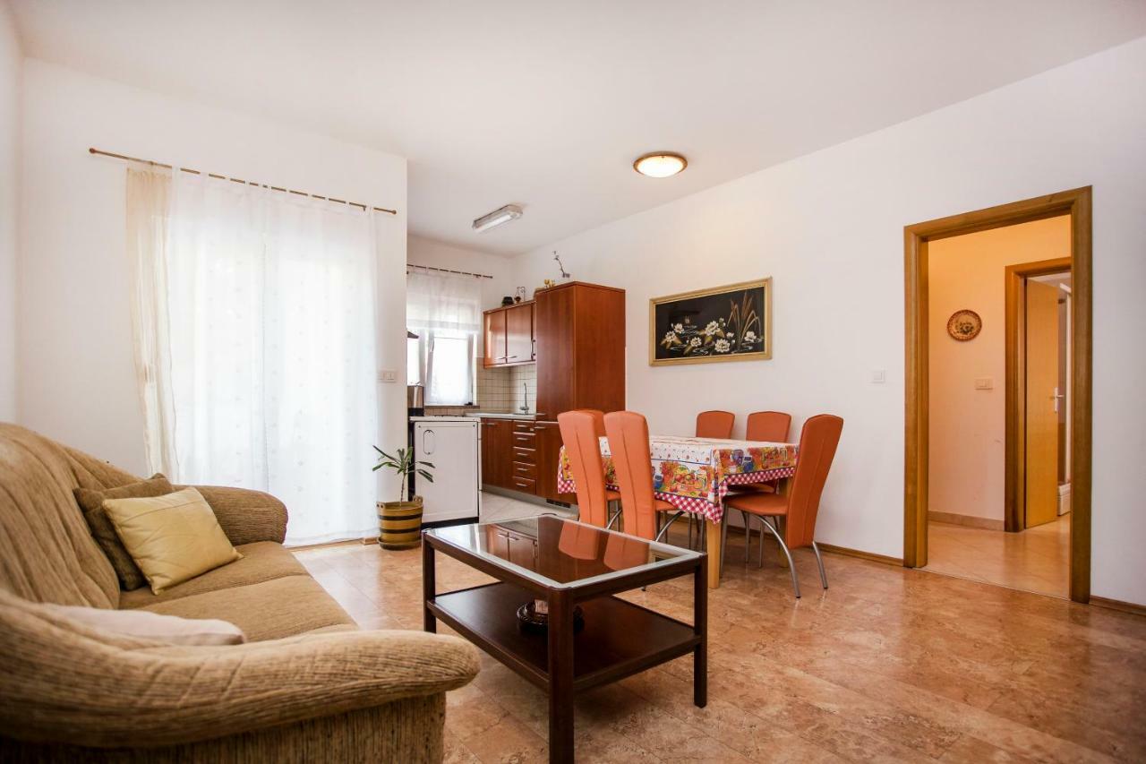 Apartment Beba Ровин Екстериор снимка